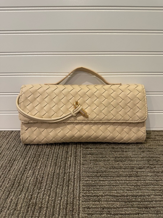 Handbags - Cream Clutch